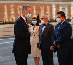 Don Felipe recibe el saludo del presidente del Real Patronato del Museo Nacional del Prado y caballero del Toisón de Oro, Javier Solana
